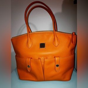 large hobo style peanut butter color by Dooney & Bourke excellent conditon